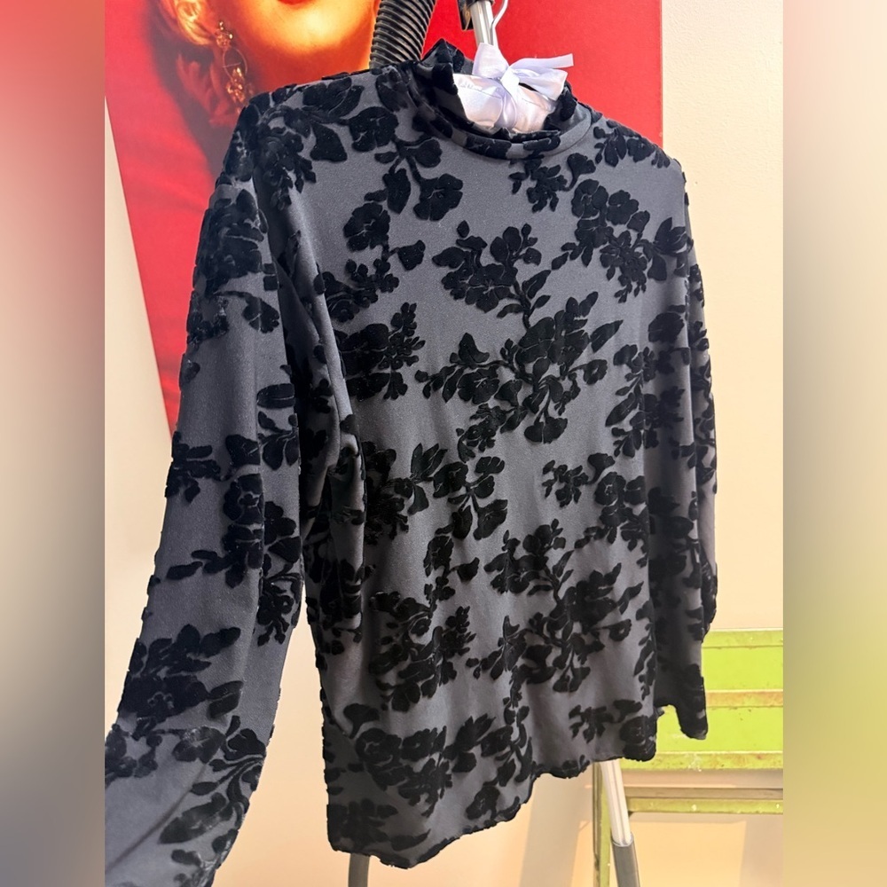 Top with floral velvet - Picture 5 of 5